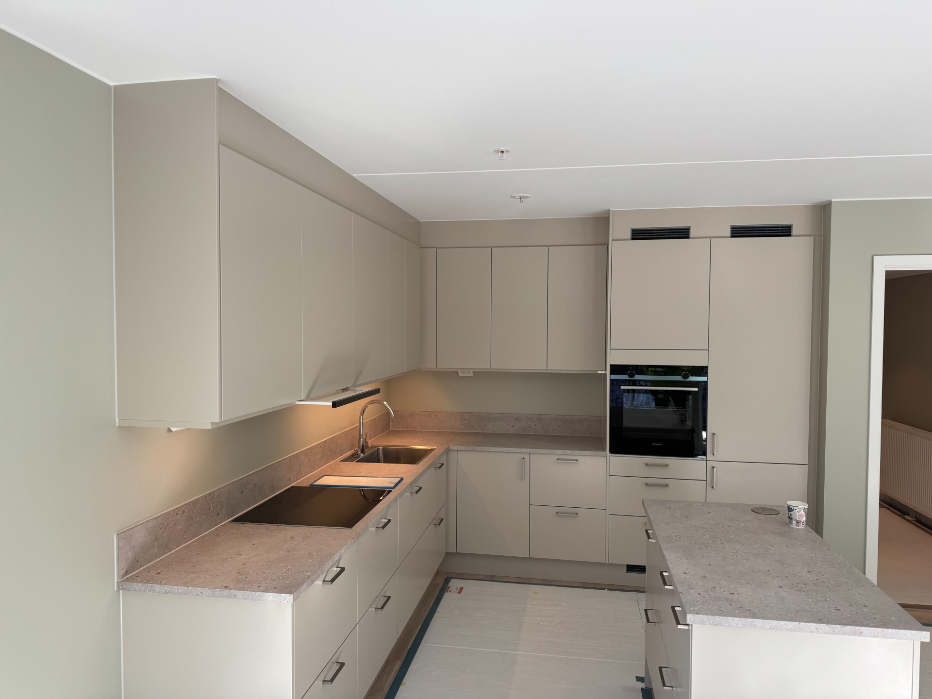 Fuging rundt kjøkkenskap og benk